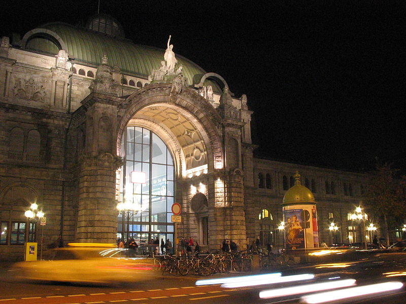 800px-Nürnberg_Hauptbahnhof_bei_Nacht christian scherm