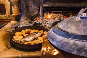 Europa, Kroatien, Istrien, Novigrad, Brtonigla, Konoba Astarea, traditionelles Landgasthaus mit offener Feuerstelle, Grill, Fisch-Peka an der Feuerstelle in Glut geschmort