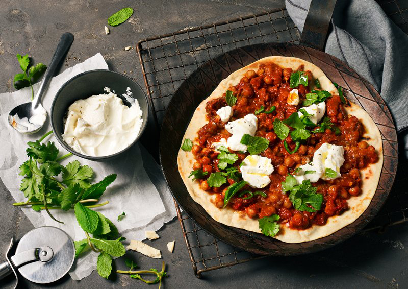 weihenstephan, pfannenpizza-shakshuka-style-mit-minz-joghurt