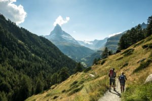 Wandern im Gebiet von Zermatt mit dem Matterhorn im Hintergrund. Foto:© Switzerland Tourism - By-Line: swiss-image.ch/Ivo Scholz