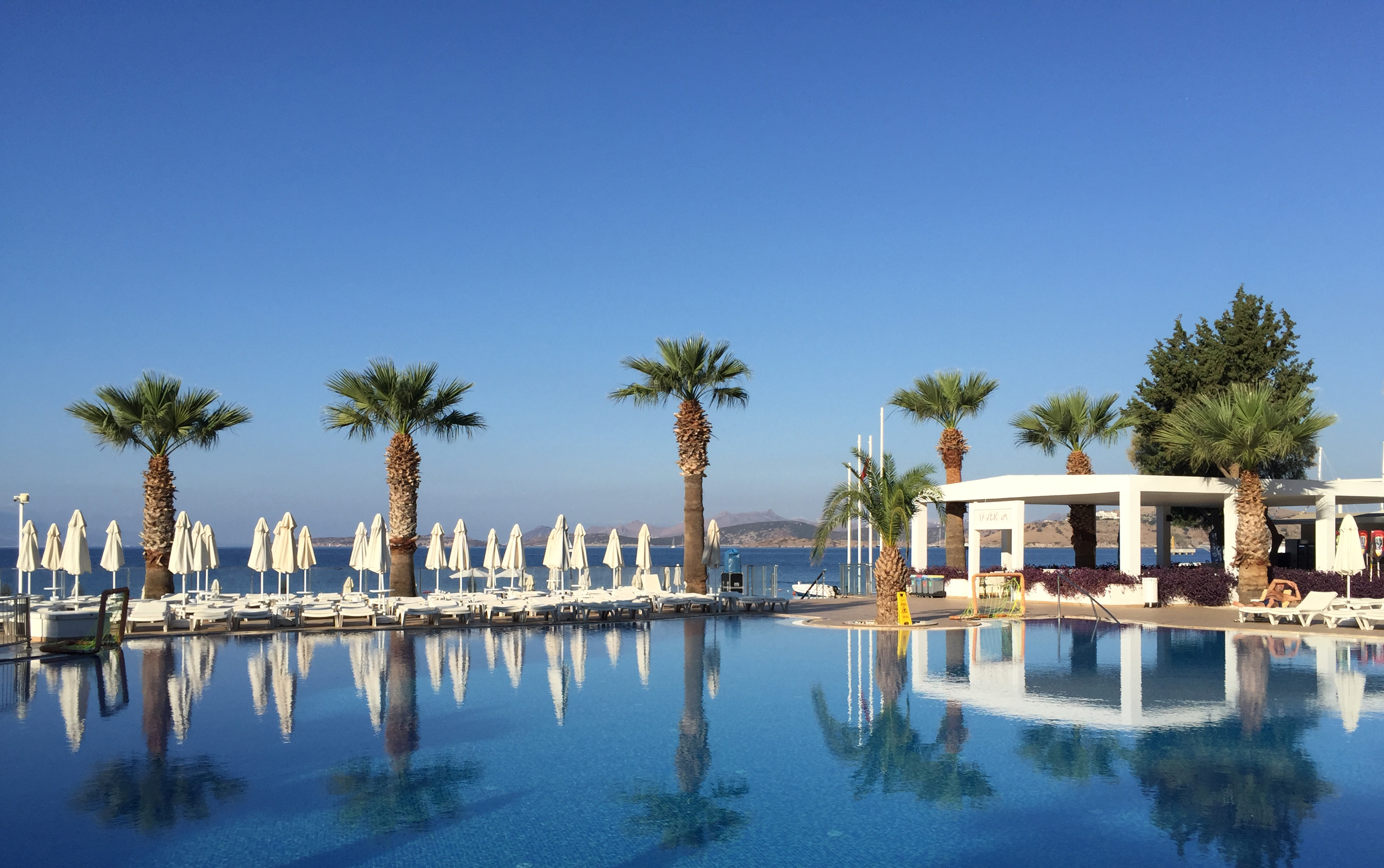 Alles Azurblau: Himml, Meer und Pool. So beginnt der Tag in der Lambrada TMT Hotelanlage in Bodrum.